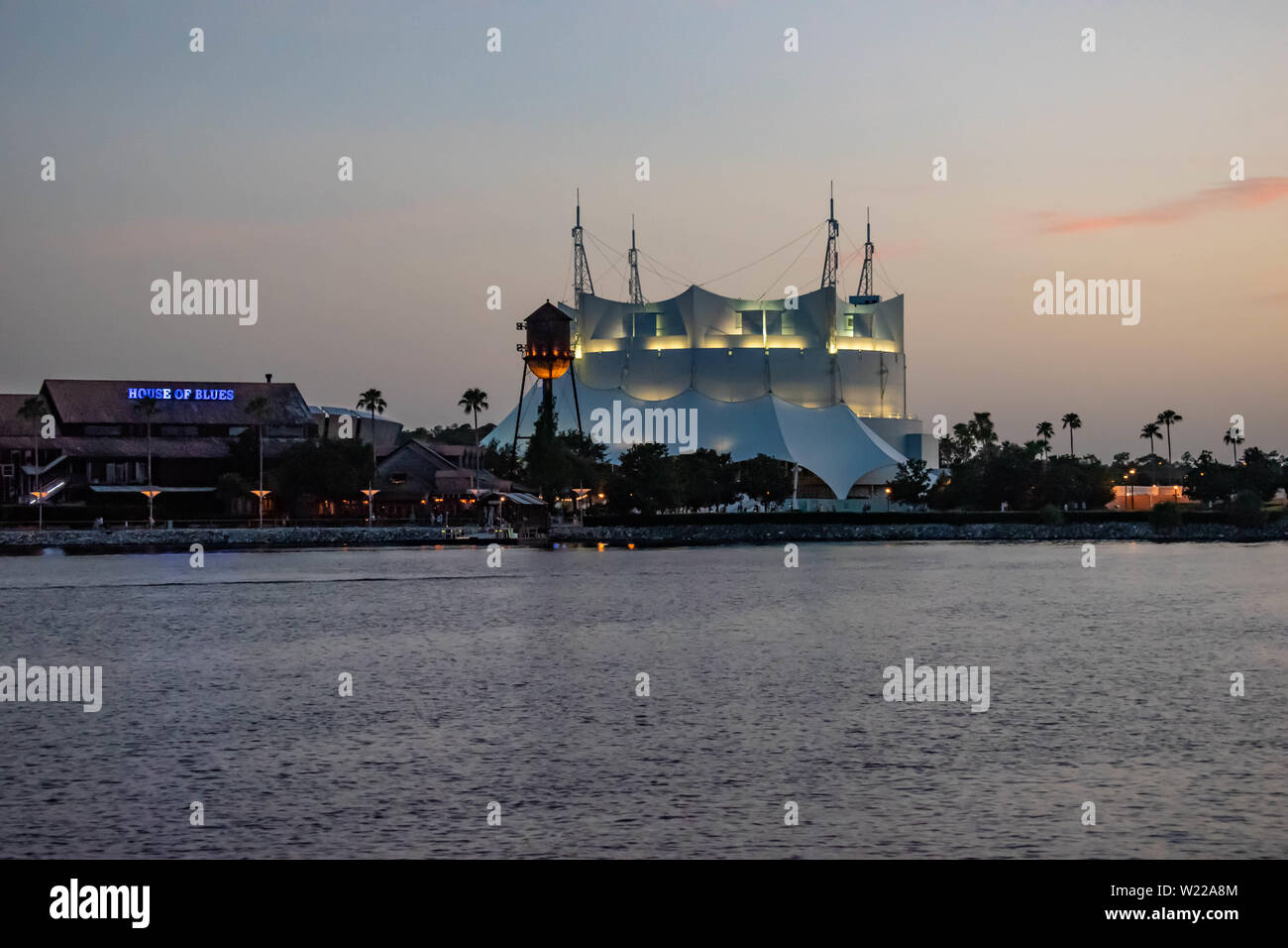 Orlando, Florida. Juni 15, 2019. House of Blues und Cirque du Soleil auf Sonnenuntergang Hintergrund am Lake Buena Vista. Stockfoto