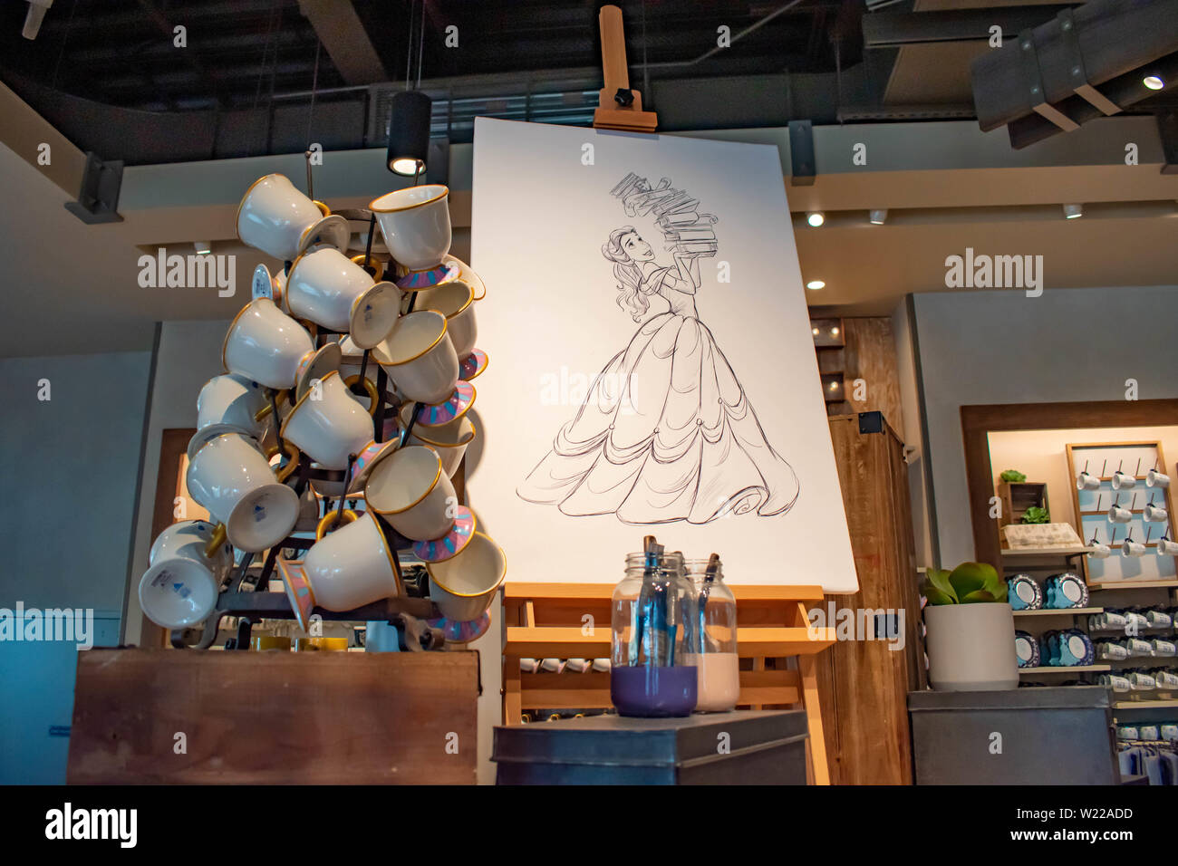 Orlando, Florida. Juni 15, 2019. Becher und Wandbild mit handzeichnung von Schönheit in der Disney Federn am Lake Buena Vista. Stockfoto