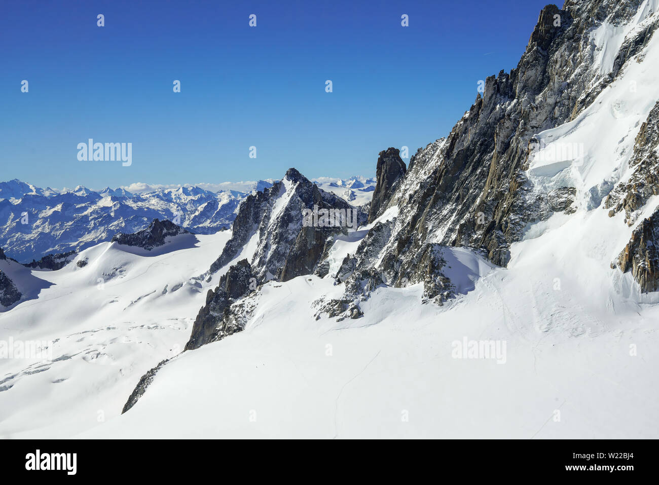 Blick auf den Mont Blanc Massiv in den Französischen Alpen über Chamonix. Frankreich, von der Aiguille du Midi Cable Car Station. Stockfoto