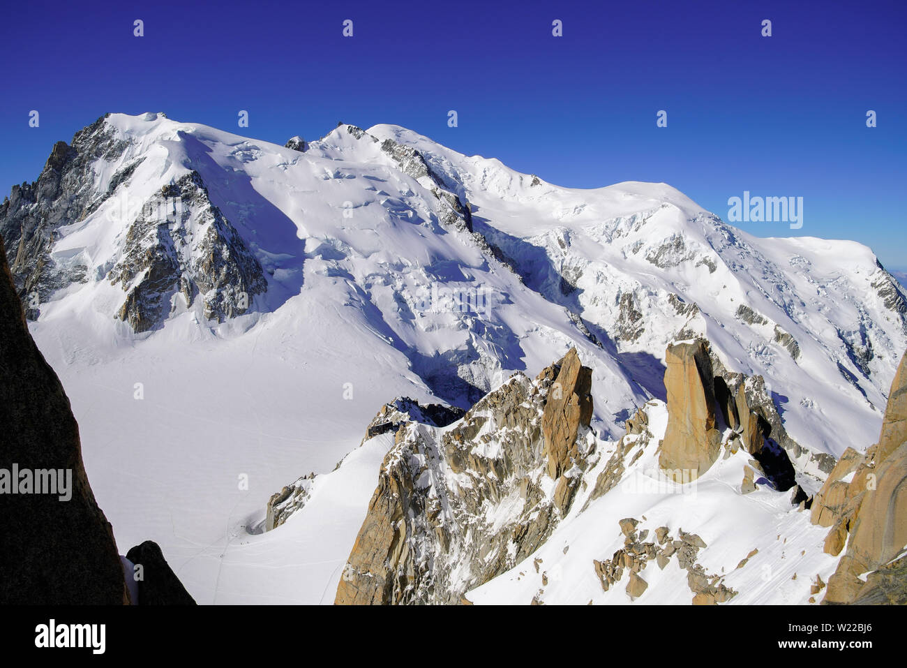 Blick auf den Mont Blanc Massiv in den Französischen Alpen über Chamonix. Frankreich, von der Aiguille du Midi Cable Car Station. Stockfoto