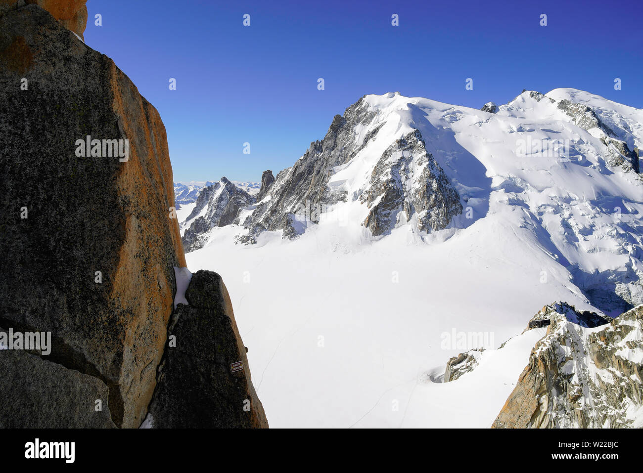Blick auf den Mont Blanc Massiv in den Französischen Alpen über Chamonix. Frankreich, von der Aiguille du Midi Cable Car Station. Stockfoto