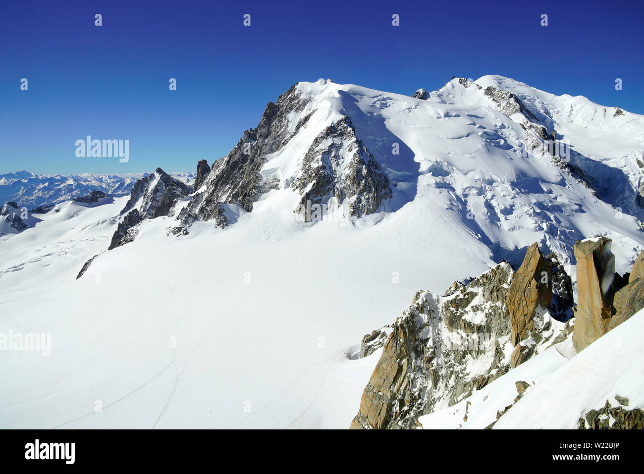 Blick auf den Mont Blanc Massiv in den Französischen Alpen über Chamonix. Frankreich, von der Aiguille du Midi Cable Car Station. Stockfoto