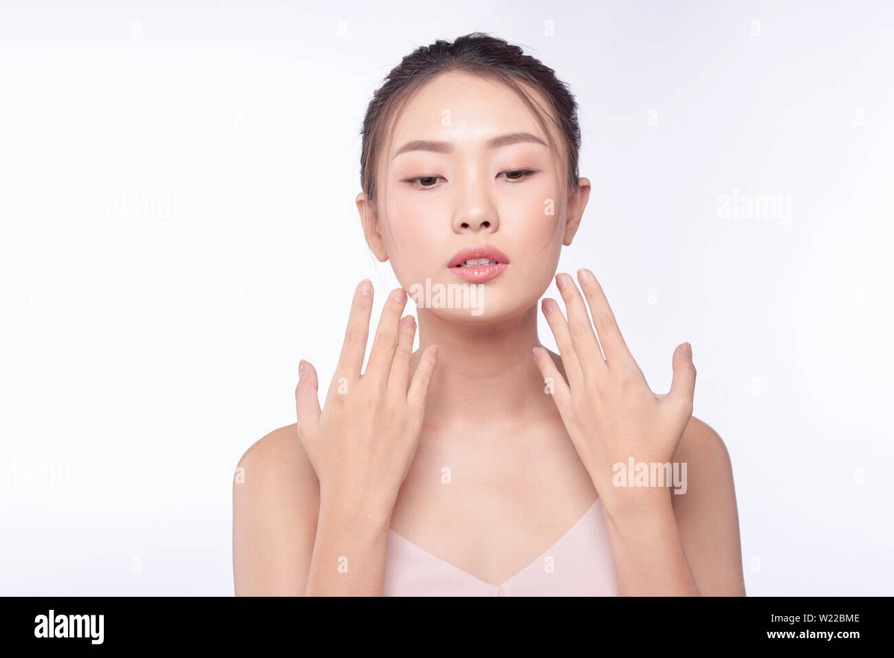 Attraktive Asiatin Hautpflege Bild auf weißem Hintergrund Stockfoto