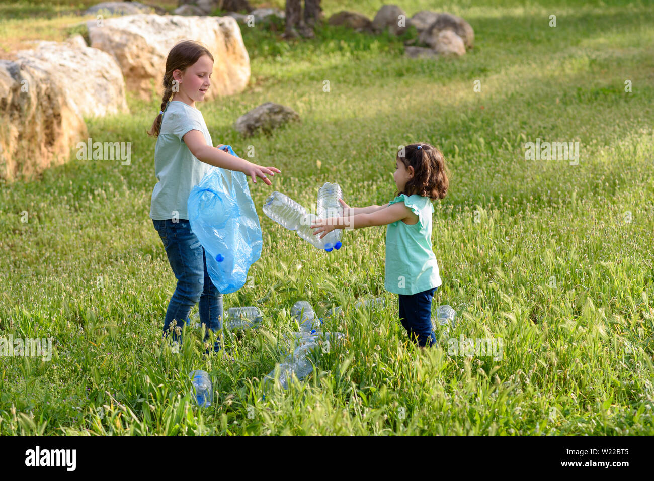 Kinder Die Mull Aufheben Stockfotos Und Bilder Kaufen Alamy