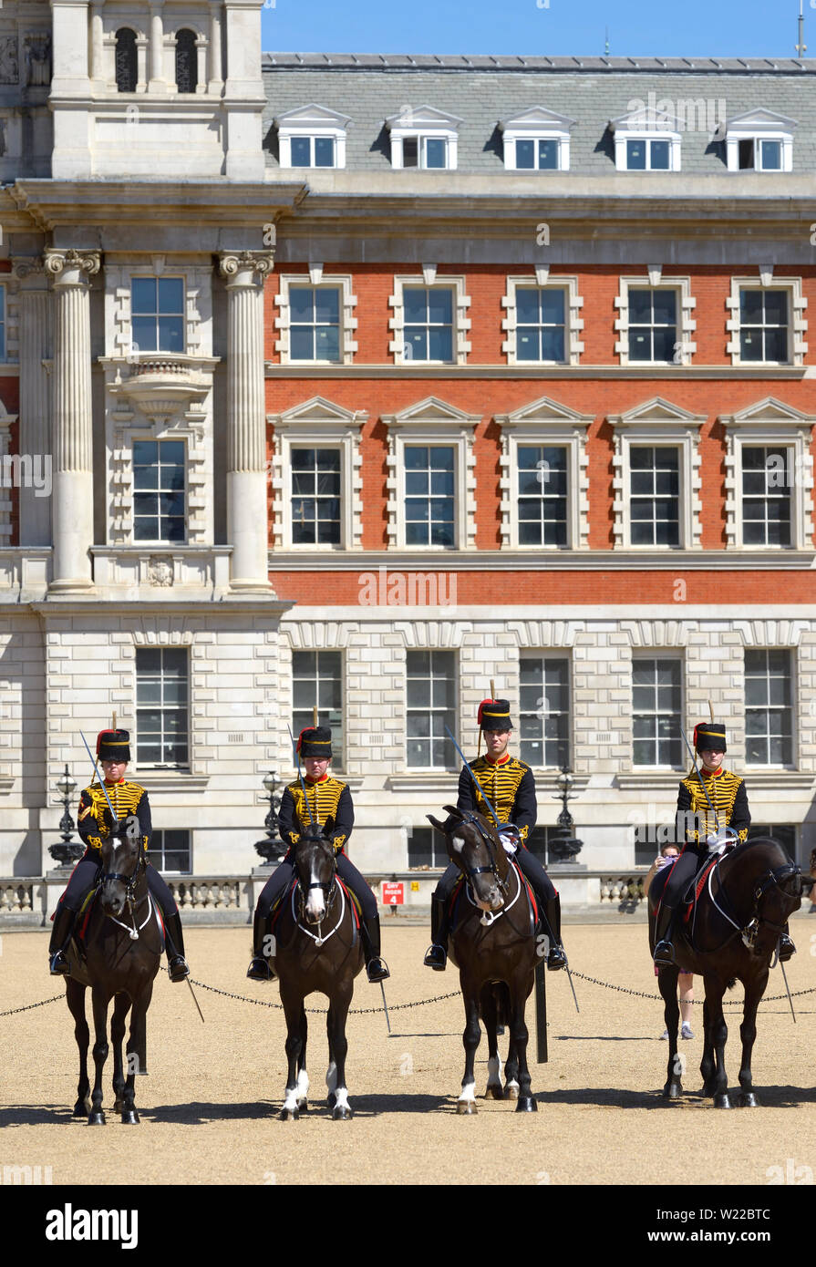 London, England, UK. Mitglieder der King's Troop, Royal Horse artillery, die an der täglichen Wachablösung an der Horse Guards Parade in Whit Stockfoto