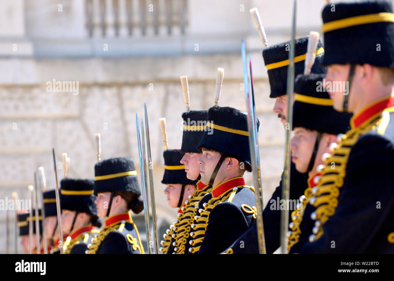 London, England, UK. Mitglieder der King's Troop, Royal Horse artillery, die an der täglichen Wachablösung an der Horse Guards Parade in Whit Stockfoto