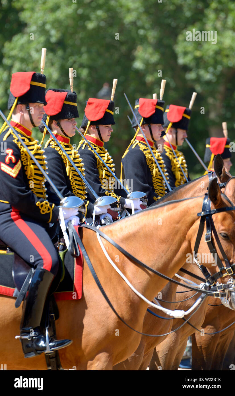 London, England, UK. Mitglieder der King's Troop, Royal Horse artillery, die an der täglichen Wachablösung an der Horse Guards Parade in Whit Stockfoto