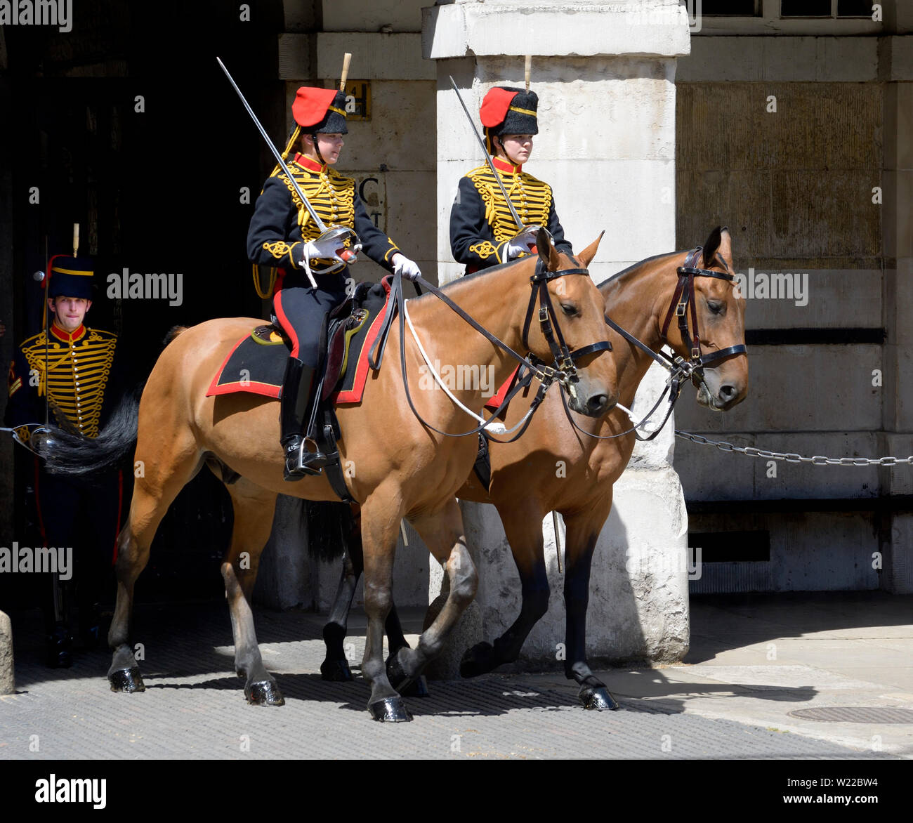 London, England, UK. Mitglieder der King's Troop, Royal Horse artillery, die an der täglichen Wachablösung an der Horse Guards Parade in Whit Stockfoto