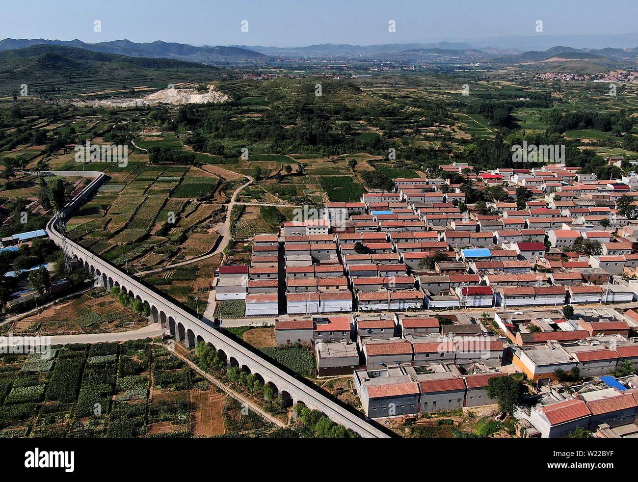 (190705) - ZHENGZHOU, Juli 5, 2019 (Xinhua) - Luftaufnahme auf Juli 5, 2019 zeigt einen Abschnitt der Hongqi Kanal in Linzhou, Zentrale der chinesischen Provinz Henan. Die hongqi Kanal, ein wichtiges Bewässerungsprojekt und wichtige technische Meisterleistung der 60er Jahre, nahm die Bevölkerung fast 10 Jahre. Der Kanal wurde in den steilen Berg Taihang gebaut, um Wasser zu verdunsten der Provinz Linxian Grafschaft, die jetzt als die Stadt der Linzhou bekannt zu bringen. In dieses Jahr fällt der 50. Jahrestag der Fertigstellung des Kanals. (Xinhua/Li an) Stockfoto