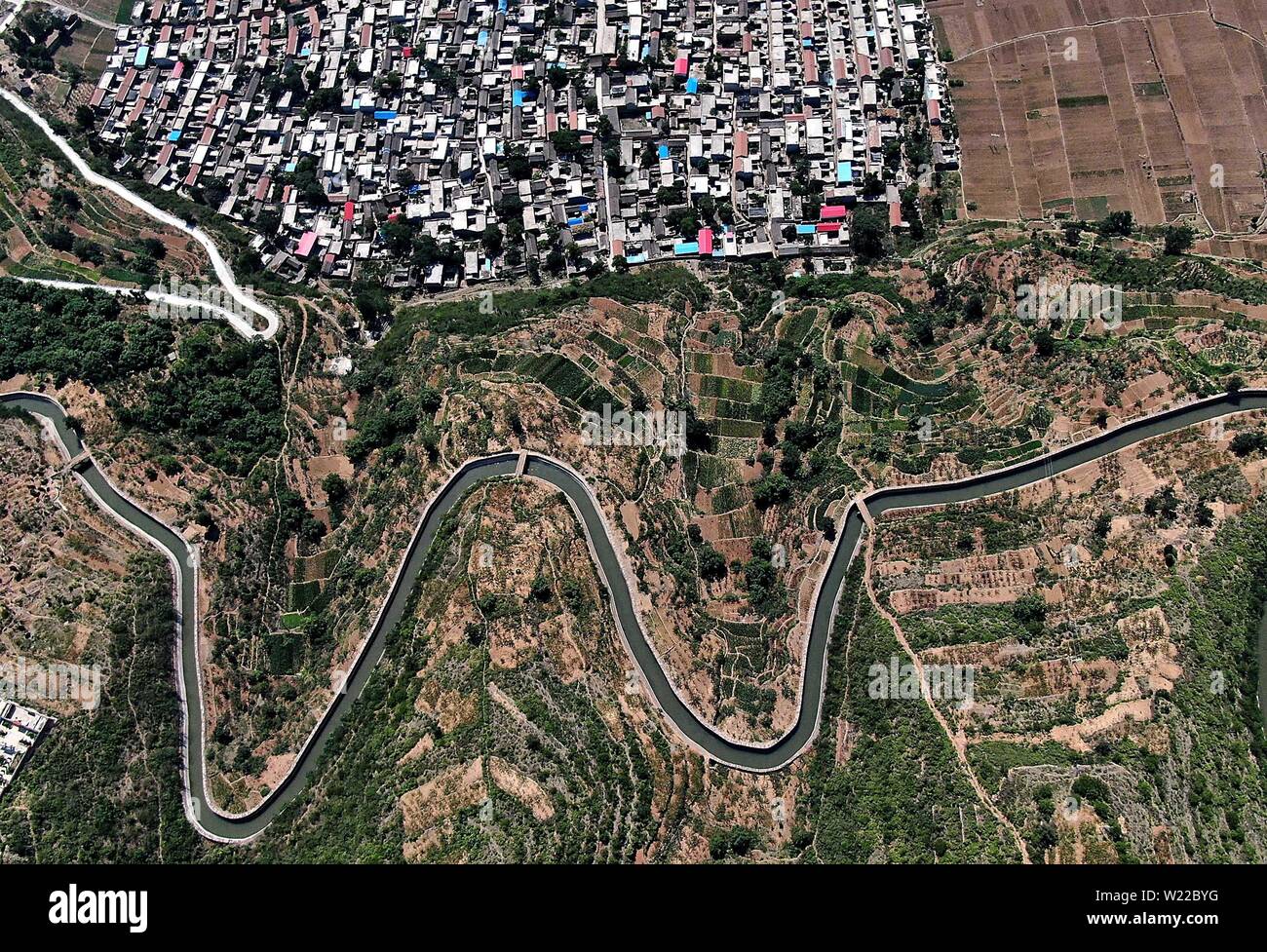 (190705) - ZHENGZHOU, Juli 5, 2019 (Xinhua) - Luftaufnahme auf Juli 5, 2019 zeigt einen Abschnitt der Hongqi Kanal in Linzhou, Zentrale der chinesischen Provinz Henan. Die hongqi Kanal, ein wichtiges Bewässerungsprojekt und wichtige technische Meisterleistung der 60er Jahre, nahm die Bevölkerung fast 10 Jahre. Der Kanal wurde in den steilen Berg Taihang gebaut, um Wasser zu verdunsten der Provinz Linxian Grafschaft, die jetzt als die Stadt der Linzhou bekannt zu bringen. In dieses Jahr fällt der 50. Jahrestag der Fertigstellung des Kanals. (Xinhua/Li an) Stockfoto