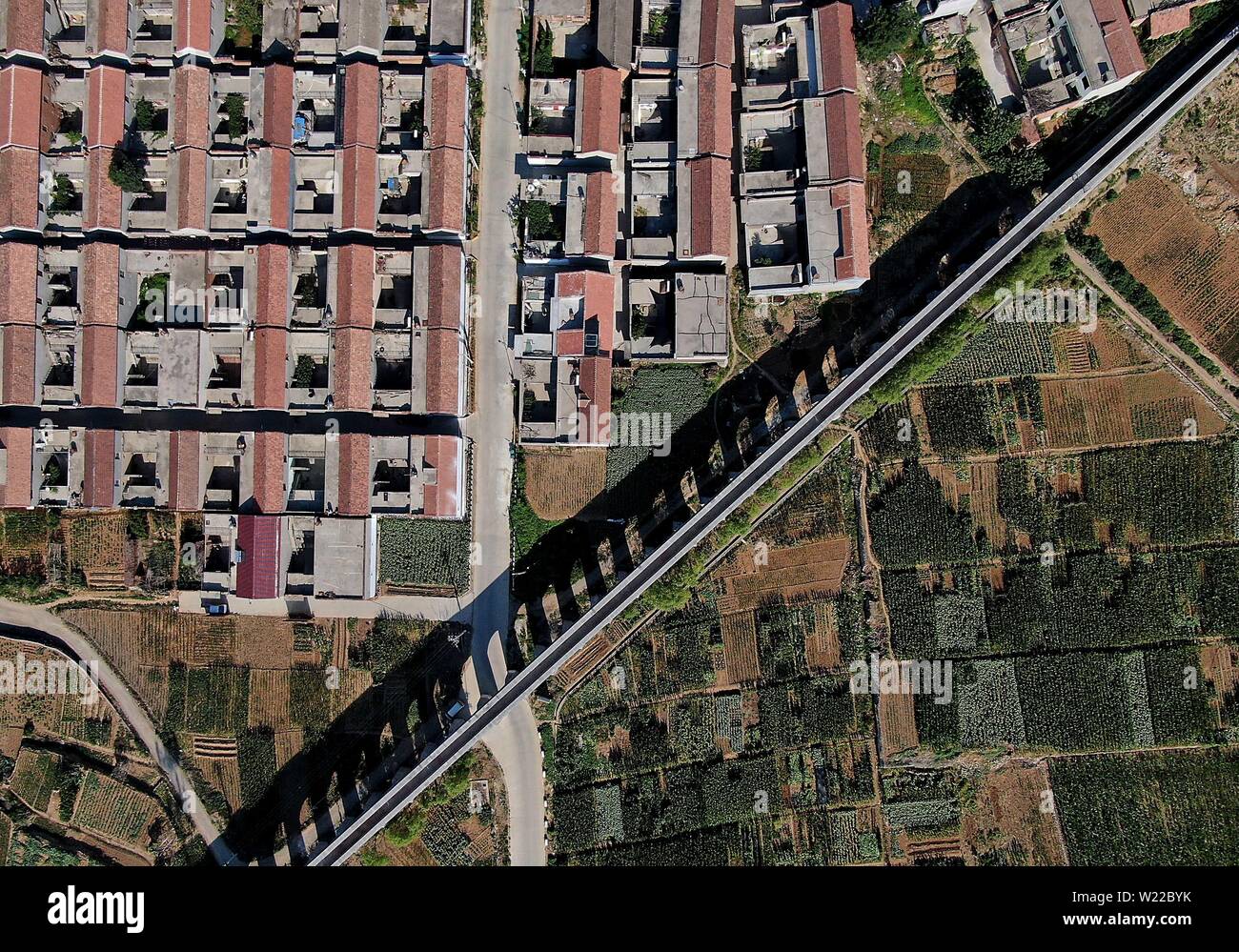 Zhengzhou. 5. Juli, 2019. Luftaufnahme auf Juli 5, 2019 zeigt einen Abschnitt der Hongqi Kanal in Linzhou, Zentrale der chinesischen Provinz Henan. Die hongqi Kanal, ein wichtiges Bewässerungsprojekt und wichtige technische Meisterleistung der 60er Jahre, nahm die Bevölkerung fast 10 Jahre. Der Kanal wurde in den steilen Berg Taihang gebaut, um Wasser zu verdunsten der Provinz Linxian Grafschaft, die jetzt als die Stadt der Linzhou bekannt zu bringen. In dieses Jahr fällt der 50. Jahrestag der Fertigstellung des Kanals. Credit: Li Ein/Xinhua/Alamy leben Nachrichten Stockfoto