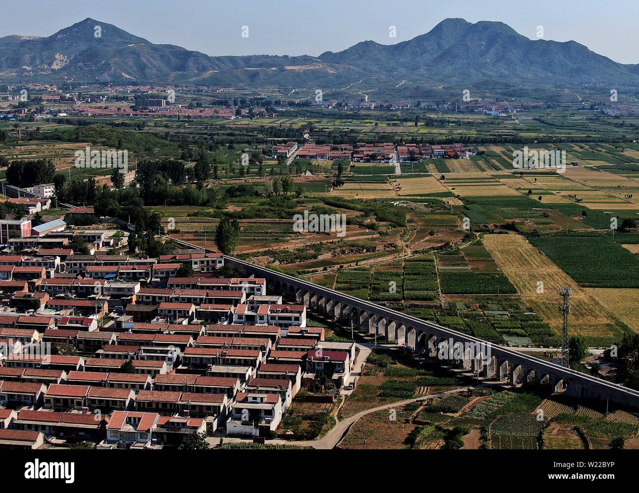 Zhengzhou. 5. Juli, 2019. Luftaufnahme auf Juli 5, 2019 zeigt einen Abschnitt der Hongqi Kanal in Linzhou, Zentrale der chinesischen Provinz Henan. Die hongqi Kanal, ein wichtiges Bewässerungsprojekt und wichtige technische Meisterleistung der 60er Jahre, nahm die Bevölkerung fast 10 Jahre. Der Kanal wurde in den steilen Berg Taihang gebaut, um Wasser zu verdunsten der Provinz Linxian Grafschaft, die jetzt als die Stadt der Linzhou bekannt zu bringen. In dieses Jahr fällt der 50. Jahrestag der Fertigstellung des Kanals. Credit: Li Ein/Xinhua/Alamy leben Nachrichten Stockfoto