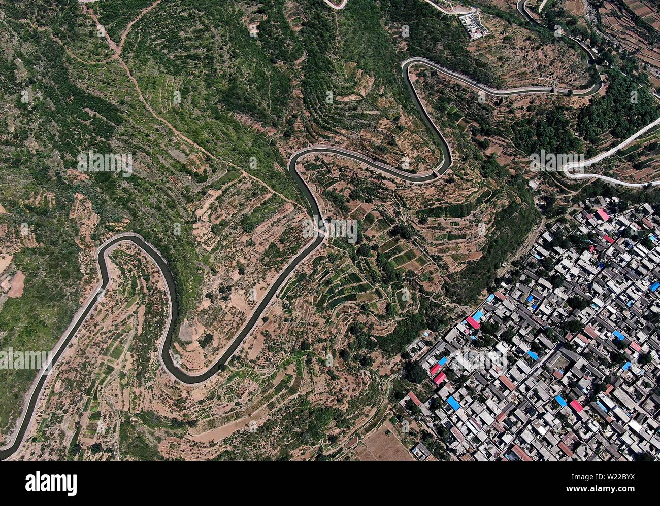 Zhengzhou. 5. Juli, 2019. Luftaufnahme auf Juli 5, 2019 zeigt einen Abschnitt der Hongqi Kanal in Linzhou, Zentrale der chinesischen Provinz Henan. Die hongqi Kanal, ein wichtiges Bewässerungsprojekt und wichtige technische Meisterleistung der 60er Jahre, nahm die Bevölkerung fast 10 Jahre. Der Kanal wurde in den steilen Berg Taihang gebaut, um Wasser zu verdunsten der Provinz Linxian Grafschaft, die jetzt als die Stadt der Linzhou bekannt zu bringen. In dieses Jahr fällt der 50. Jahrestag der Fertigstellung des Kanals. Credit: Li Ein/Xinhua/Alamy leben Nachrichten Stockfoto