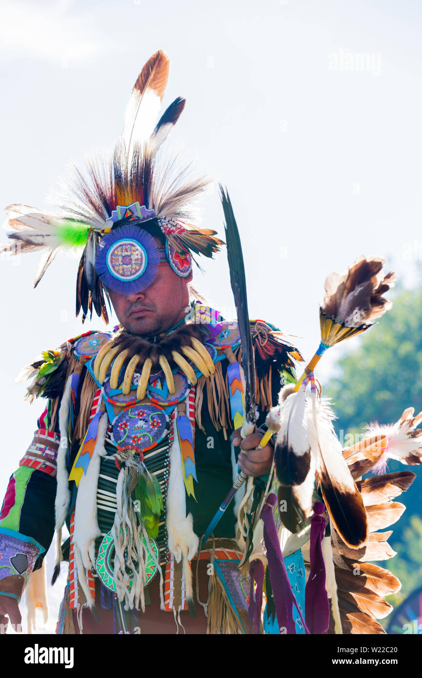 Kanada, Ontario, Saint Catharines, männlichen Aborigines gekleidet in traditionelle Nordamerikanischen Indianer kostüm Tanzen bei einem Pow Wow Stockfoto