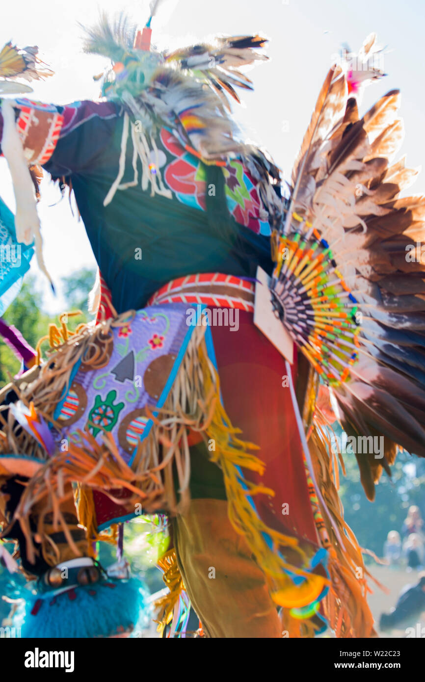 Kanada, Ontario, Saint Catharines, männlichen Aborigines gekleidet in traditionelle Nordamerikanischen Indianer kostüm Tanzen bei einem Pow Wow Stockfoto