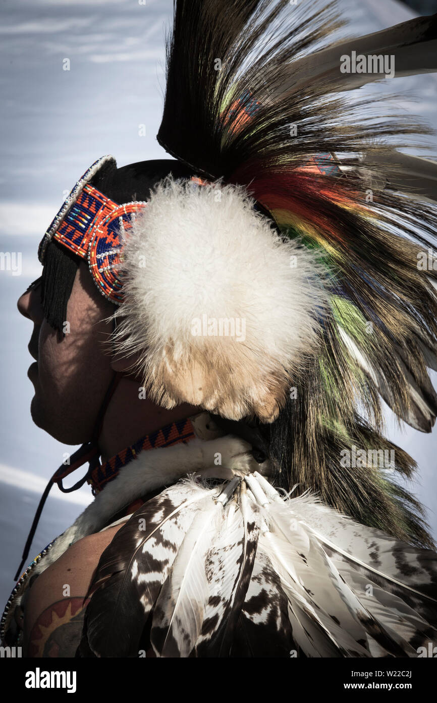 Kanada, Ontario, Saint Catharines, Kopfschmuck auf männlichen Aborigines gekleidet in traditionelle Nordamerikanischen Indianer kostüm Tanzen bei einem Pow Wow Stockfoto