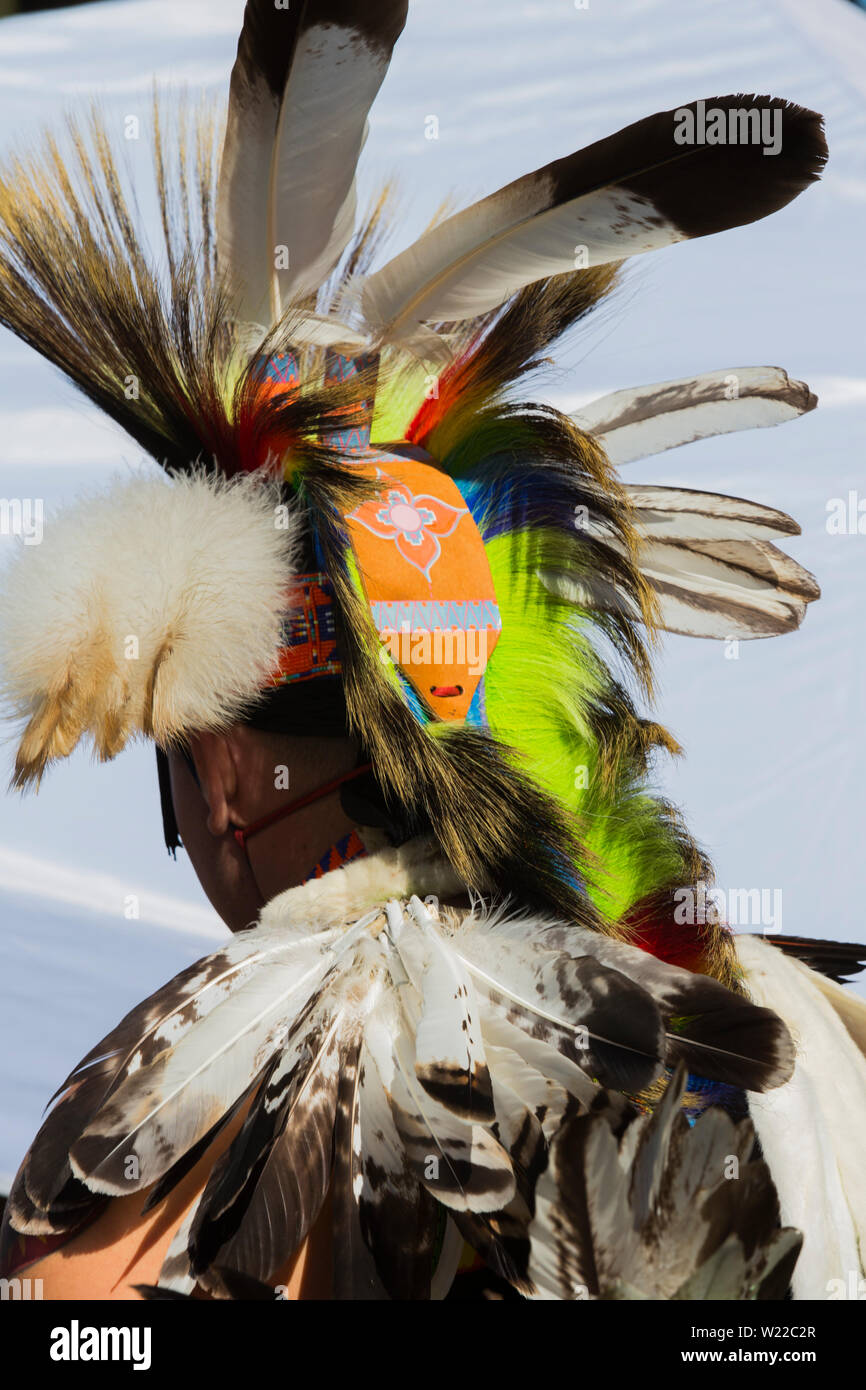 Kanada, Ontario, Saint Catharines, männlichen Aborigines gekleidet in traditionelle Nordamerikanischen Indianer kostüm Tanzen bei einem Pow Wow Stockfoto