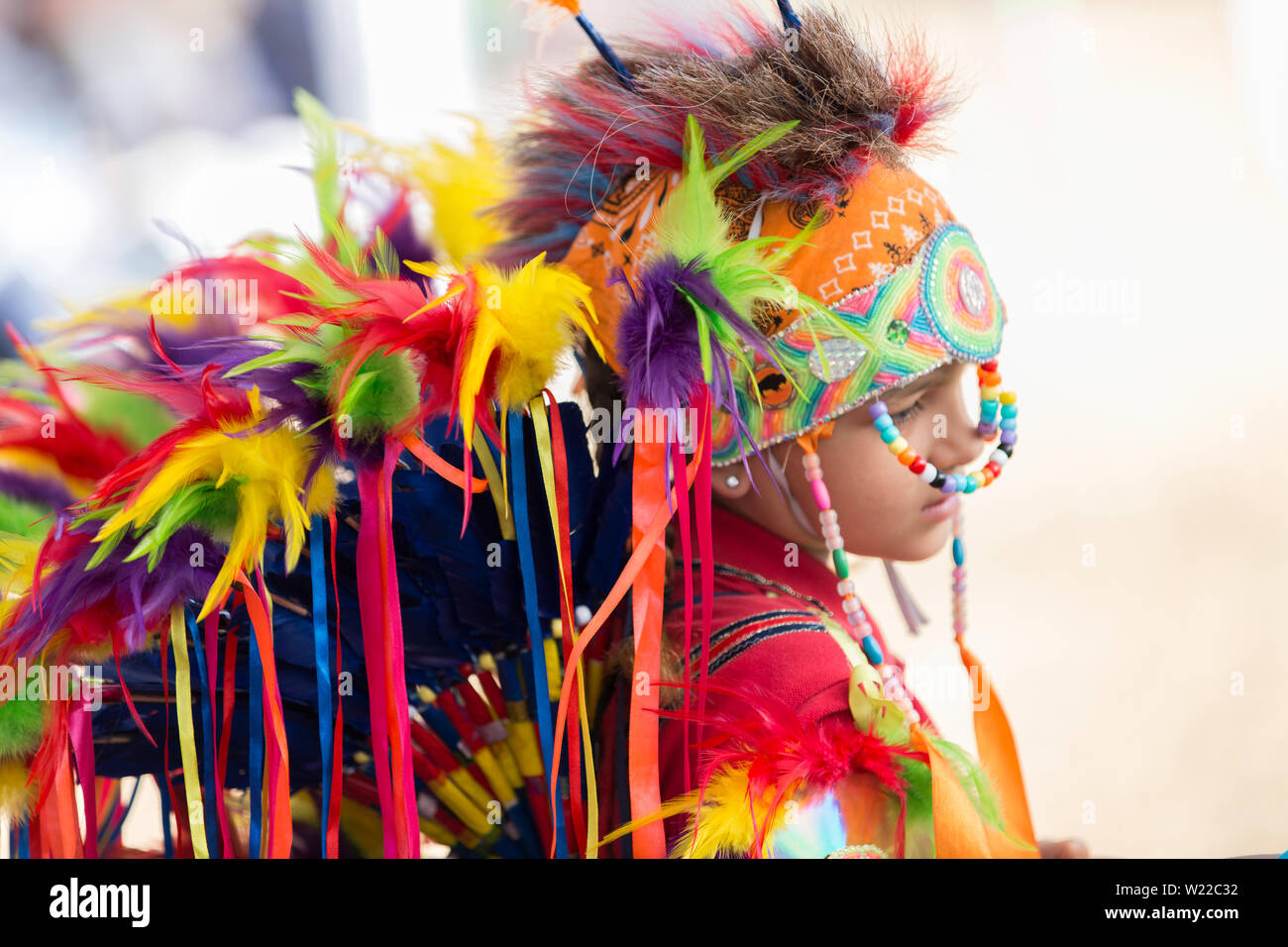 Kanada, Ontario, Saint Catharines, jungen männlichen Aborigines gekleidet in traditionelle Nordamerikanischen Indianer kostüm Tanzen bei einem Pow Wow Stockfoto