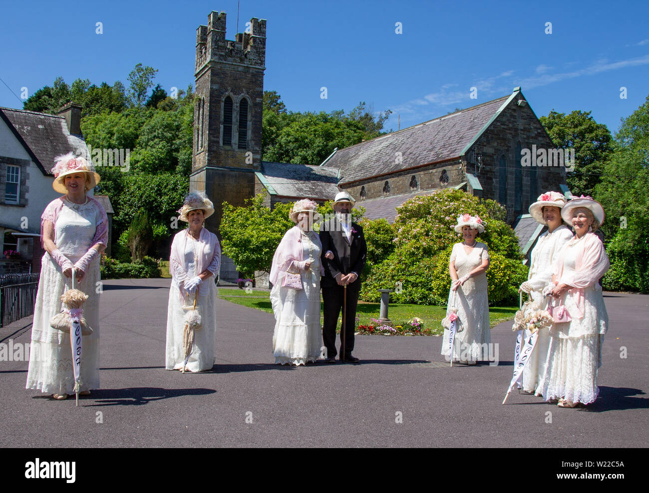 Skibbereen, West Cork, Irland, 5. Juni 2019, trotz der prallen Sonne und Temperaturen in den zwanzig, die Damen der Cobh Animateure waren in voller viktorianische Kostüme heute auf den Straßen von Skibbereen, trotz mehrerer Schichten von Kleidung, Handschuhe und Hüte die Damen wurden nicht durch die brütender Hitze. Kredit aphperspective/Alamy leben Nachrichten Stockfoto