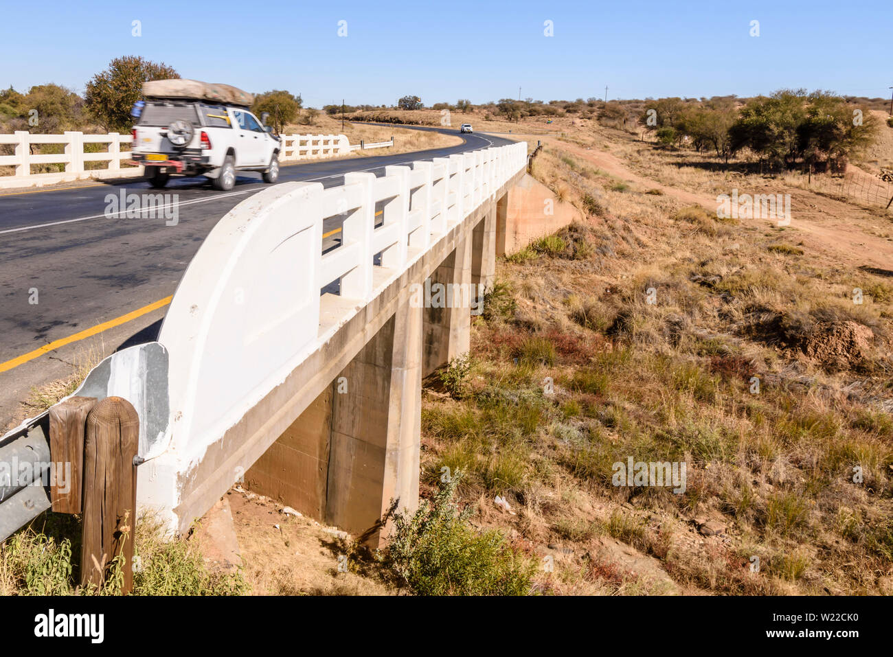 Toyota Hilux fährt über eine Brücke über einem ausgetrockneten Flussbett, Namibia Stockfoto