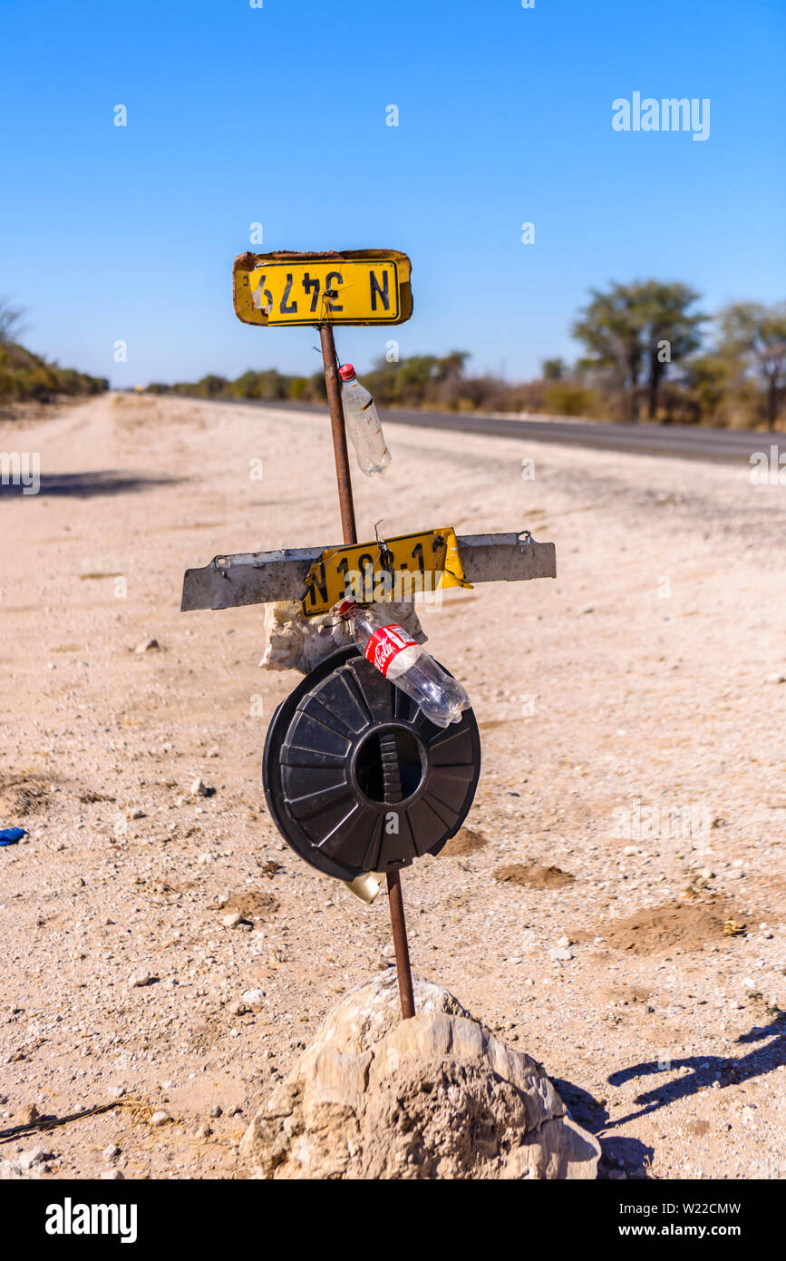 Schilder an der Seite der Straße mit Coca Cola Flaschen, indicaing die Anwesenheit von einem Shop in der Nähe voraus, typisch in Namibia. Stockfoto