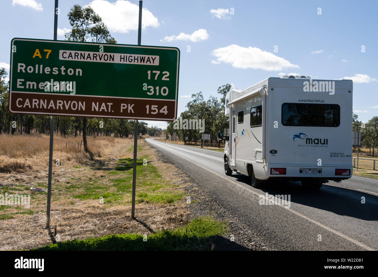 Ein Wohnmobil auf der Carnarvon Highway (A7) in der Carnarvon Gorge National Park im zentralen Hochland von Queensland, Australien. Stockfoto