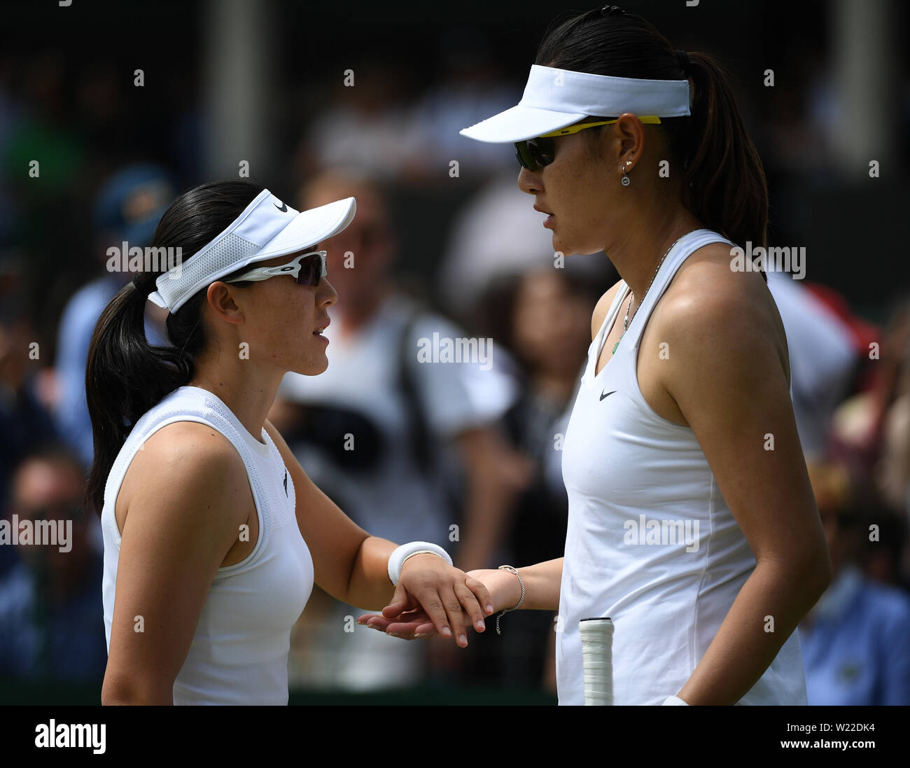 London, Großbritannien. 5. Juli, 2019. Chinas Zheng Saisai (L) und Duan Yingying reagieren, während die Frauen der zweiten Runde verdoppelt gegen Japans Ninomiya Makoto/der Tschechischen Republik Renata Voracova am 2019 Wimbledon Tennis Championships in London, Großbritannien, am 5. Juli 2019. Credit: Lu Yang/Xinhua/Alamy leben Nachrichten Stockfoto