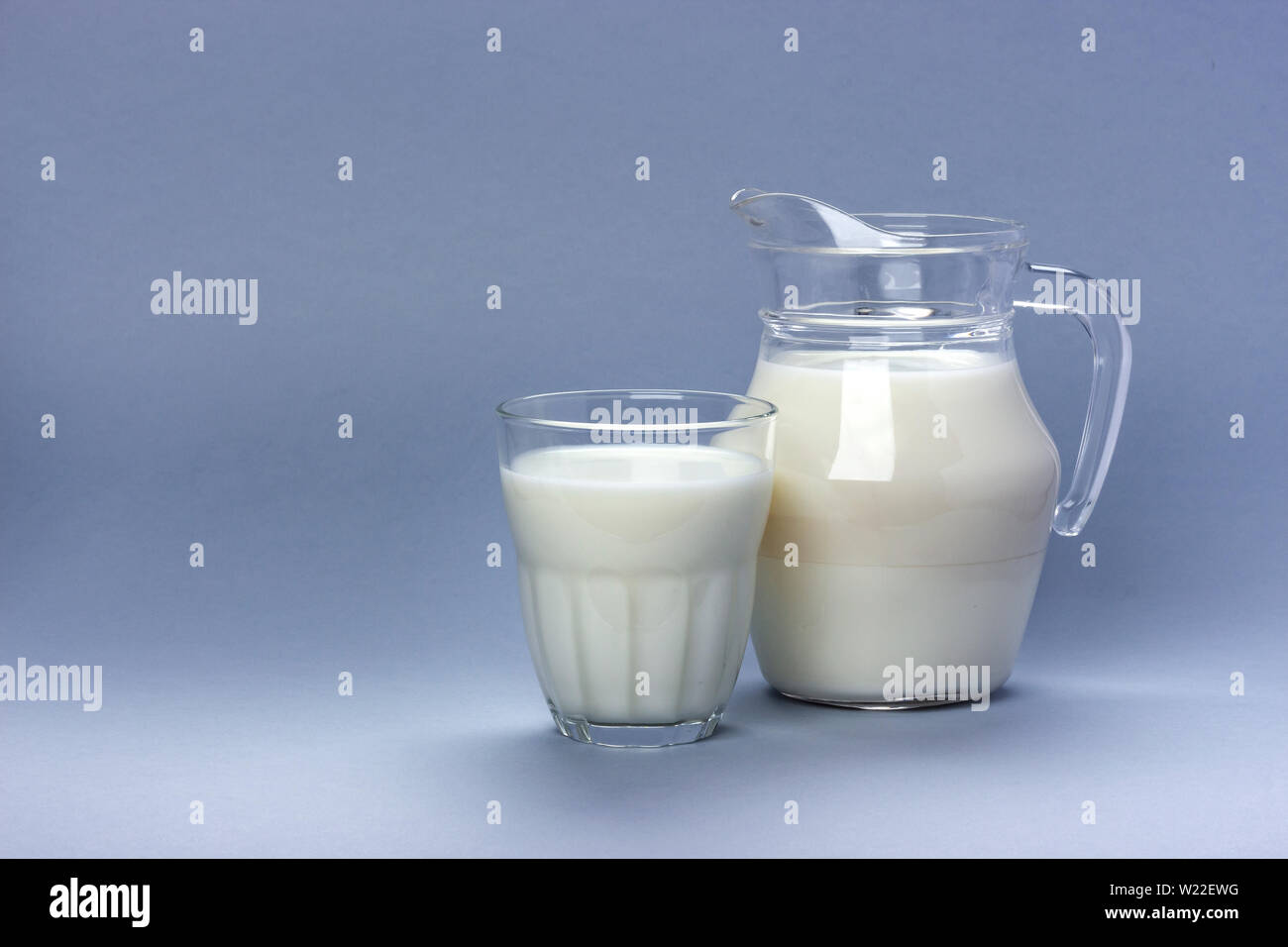 Glas und Glas Milch auf weißem Hintergrund mit Kopie Platz für Text isoliert, milchprodukt Konzept Stockfoto