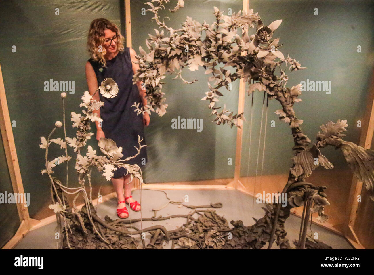 Barnbury UK 05. Juli 2019 Compton Verney Haus Phoebe Cummins Un hässlich Beiseite 2019 diese Anlagen sowohl die natürliche Form der Teepflanze und das Opium Pflanze, die beiden Pflanzen zusammen in der historischen Handel von Kaffee von der Britischen gebunden waren. Der geltenden Rechtslage Handel von Opium, von den Briten nach China geschmuggelt mit Tee anstelle von Silberbarren zu Handel würde zu Masse sucht führen und die beiden opiumkriege 1839-42 und 1856-60 Pul Quezada-Neiman/Alamy leben Nachrichten Stockfoto