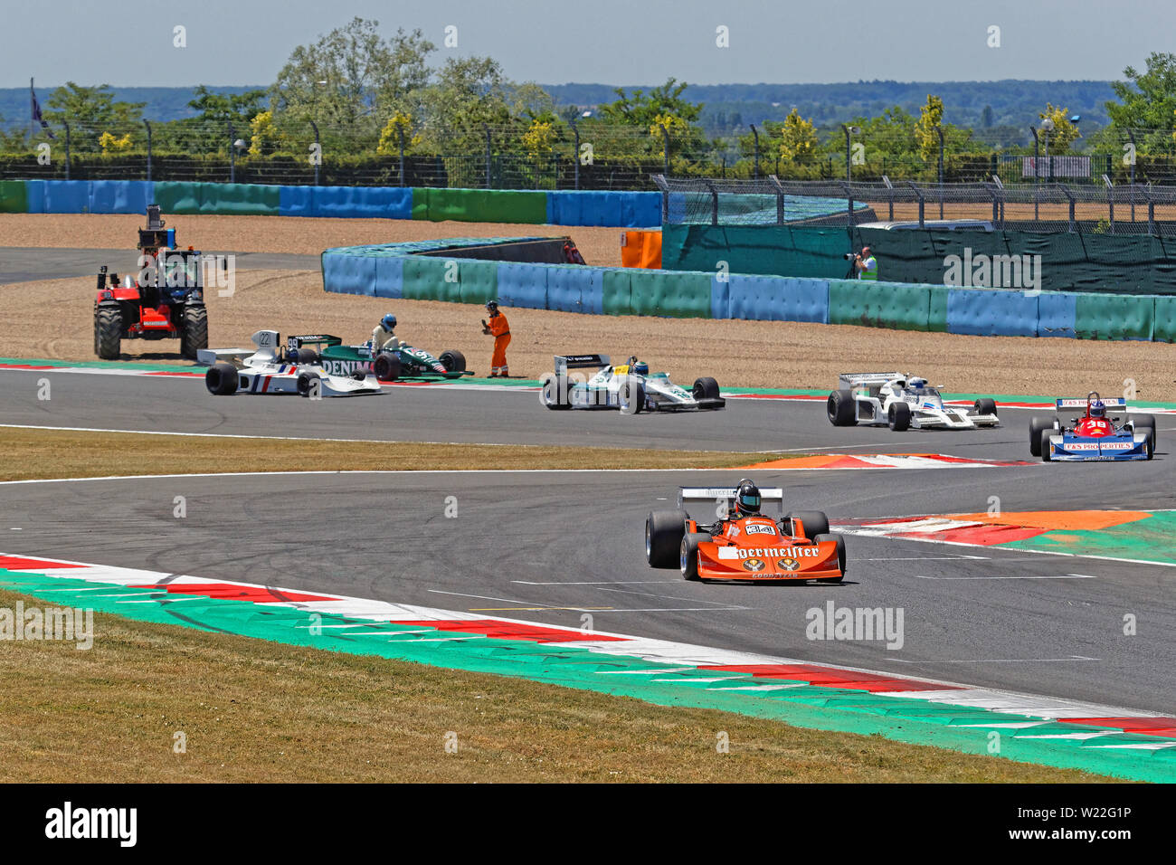 MAGNY-COURS, Frankreich, 29. Juni 2019: Das pack überholt ein ruiniert. Französische historischen Grand Prix erfolgt auf Rennstrecke Magny-Cours alle zwei Jahre Stockfoto