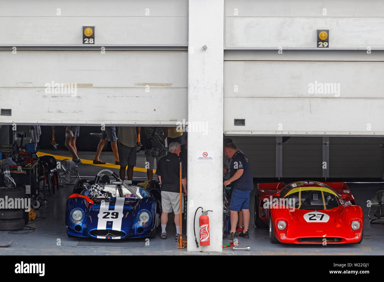 MAGNY-COURS, Frankreich, 30. Juni 2019: Sport Autos, die in den Gruben. Französische historischen Grand Prix erfolgt auf Rennstrecke Magny-Cours alle zwei Jahre. Stockfoto