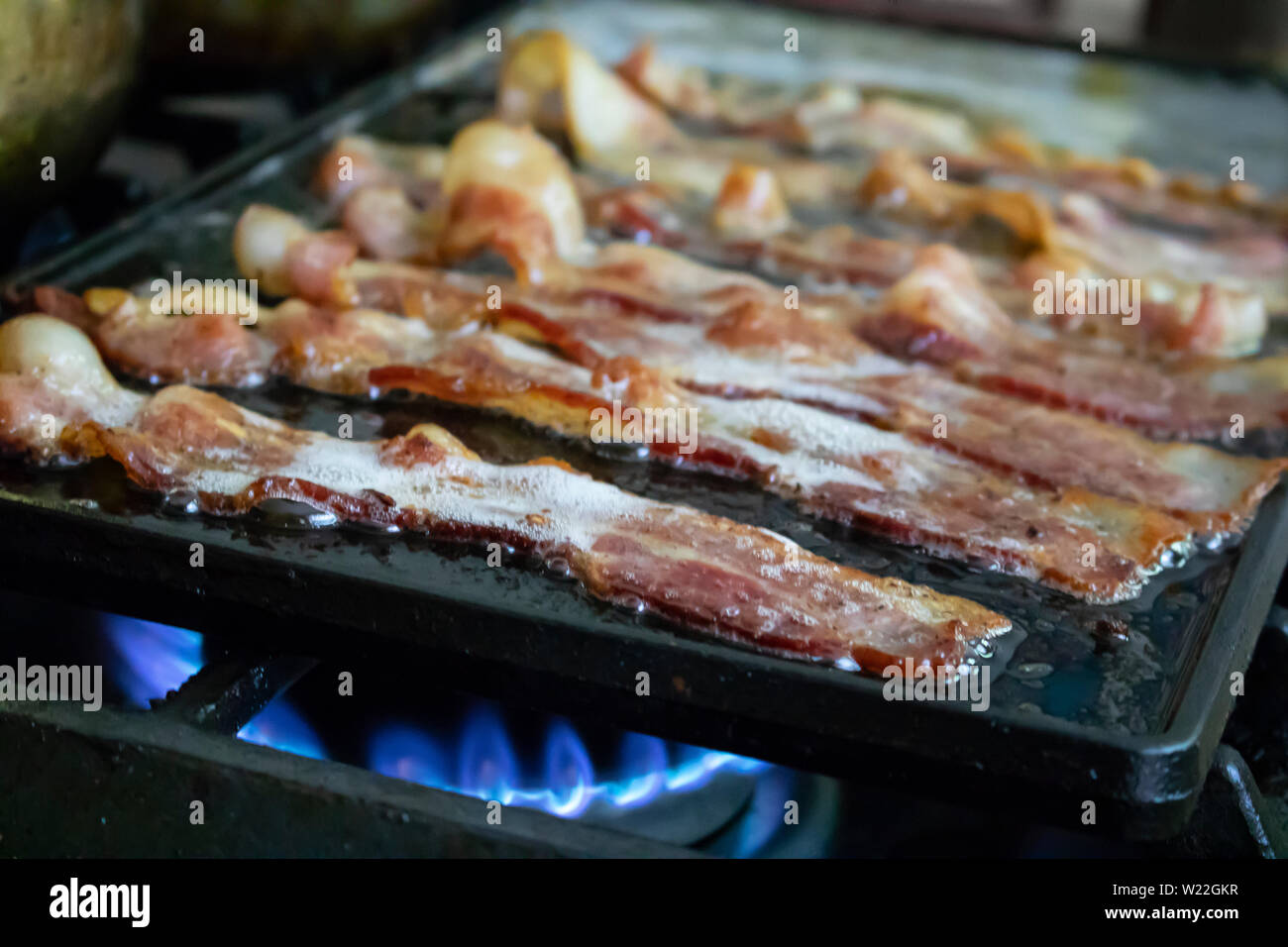 Speck auf ein Fach Kochen auf dem Herd Stockfoto