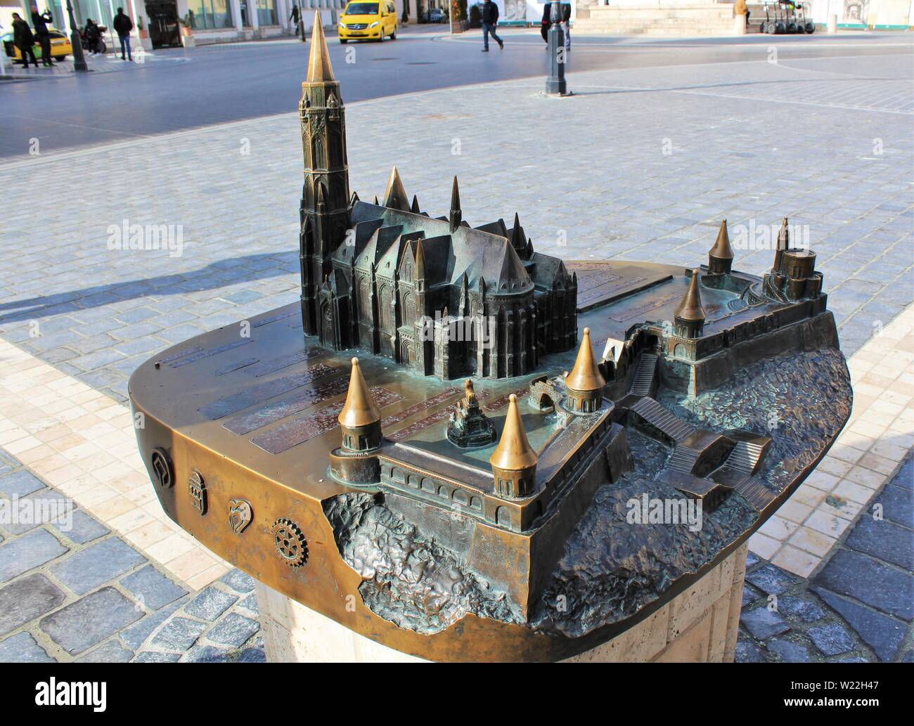 Eine bronze Modell von St. Matthias Kirche und der Fischerhochburg in Budapest, die eine kurze Entfernung vom Eingang nach St. Matthias Kirche befindet. Stockfoto