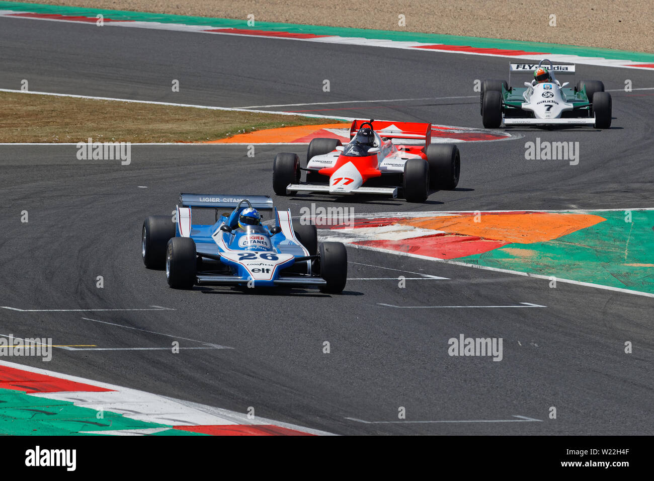 MAGNY-COURS, Frankreich, 30. Juni 2019: Die F1-Pack in der Schikane. Französische historischen Grand Prix erfolgt auf Rennstrecke Magny-Cours alle zwei Jahre. Stockfoto