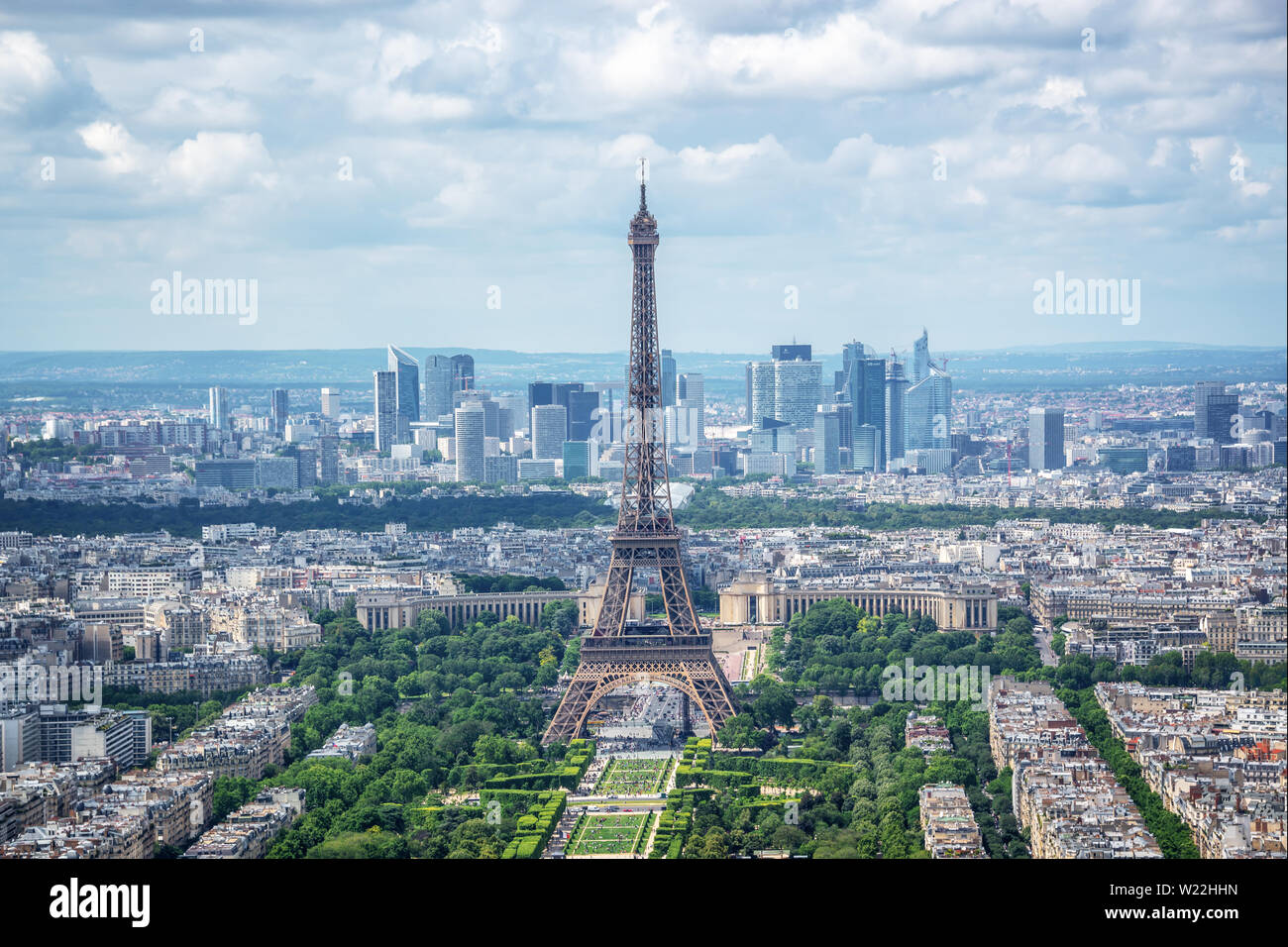 Antenne malerischen Blick auf Paris und den Eiffelturm und das La Defense Geschäftsviertel Skyline, Frankreich und Europa City Travel Concept Stockfoto