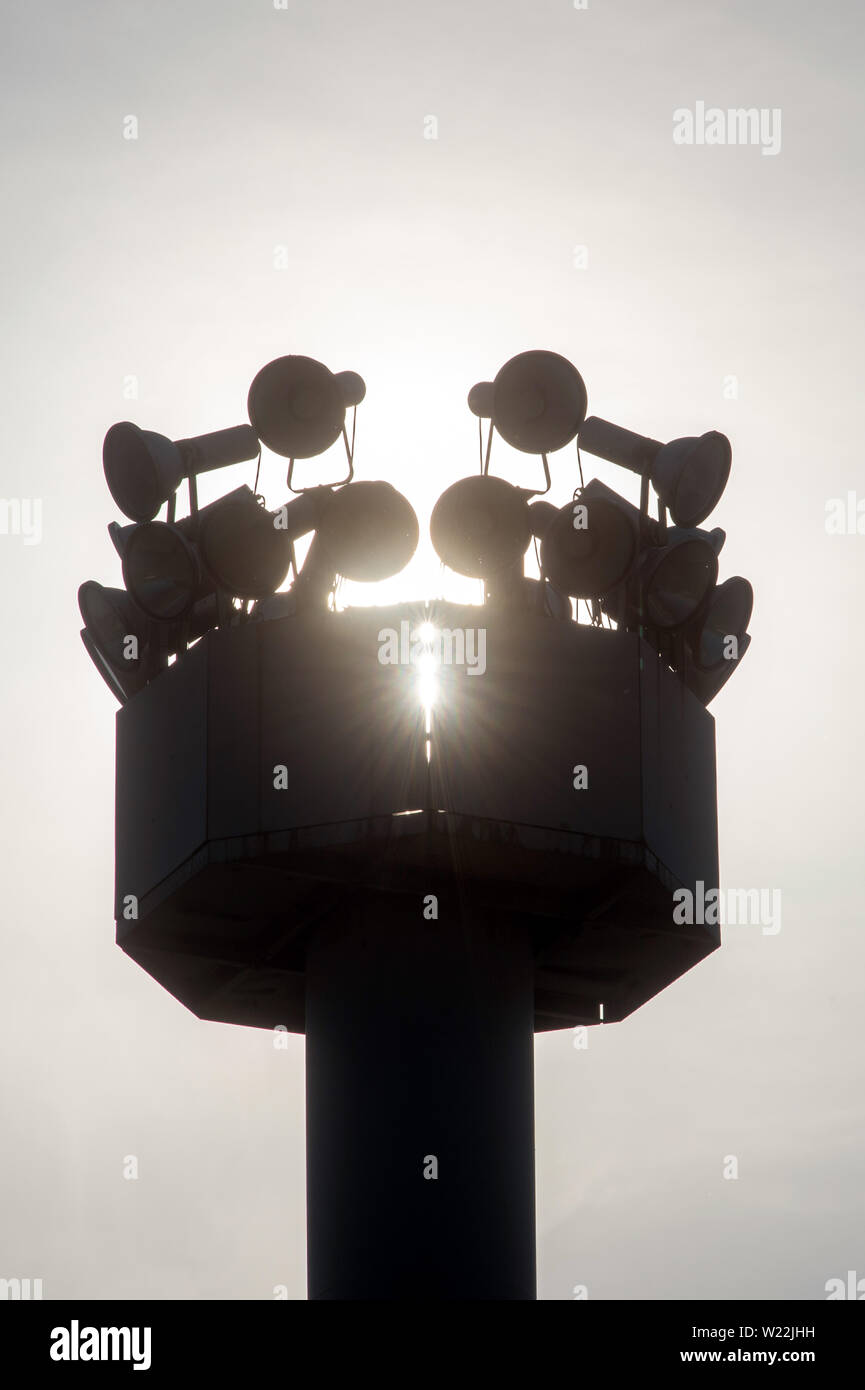 Harbke, Deutschland. 25. Juni 2019. Die Sonne bricht an einem lichtmast der ehemaligen Grenzübergangsstelle Marienborn. Heute ist die Gedenkstätte Deutsche Teilung Marienborn ist auf der Site befindet. Die Gebäude der Grenzübergang auf der Autobahn 2 haben seit 1990 verzeichnet worden. Die Gedenkstätte wurde 1996 eröffnet. Credit: Klaus-Dietmar Gabbert/dpa-Zentralbild/ZB/dpa/Alamy leben Nachrichten Stockfoto