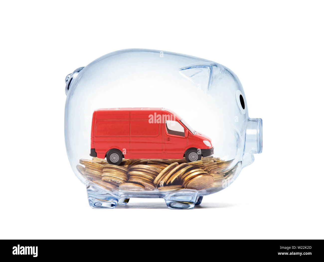 Transport rot van Auto auf Münzen innen transparent Sparschwein mit Freistellungspfad Stockfoto