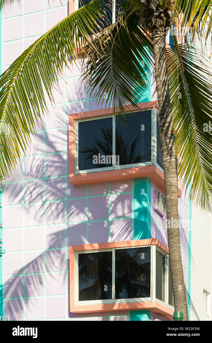 Schließen Detail der typischen bunten Art Deco Architektur mit tropischen Palmen Schatten in South Beach, Miami, Florida Stockfoto