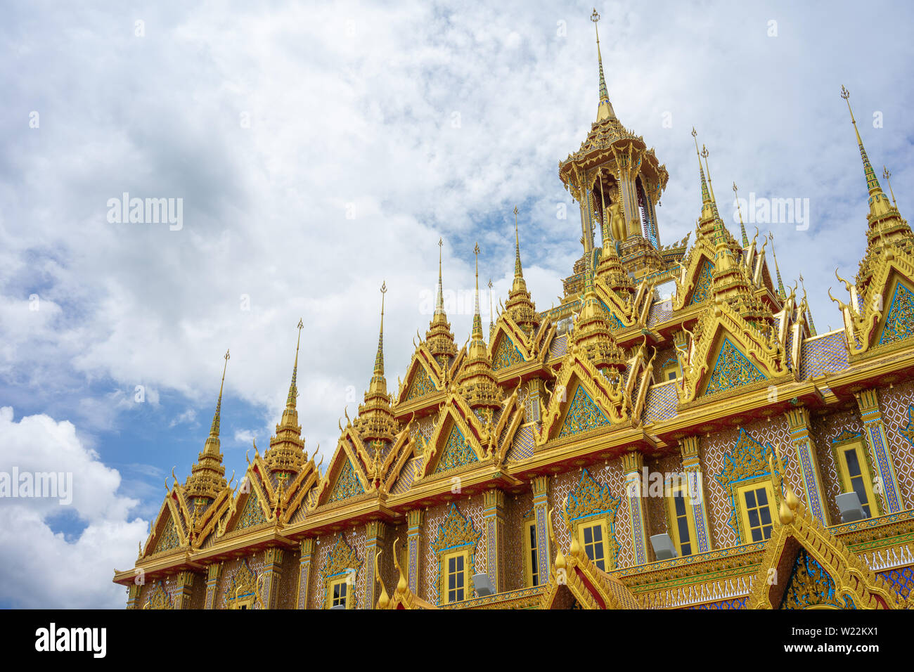 Golden Castle in Wat Chantharam (Wat Tha gesungen) Uthaithani, Thailand ein alter Tempel mit wunderschön geschnitzten gold Schnitzereien verziert Stockfoto