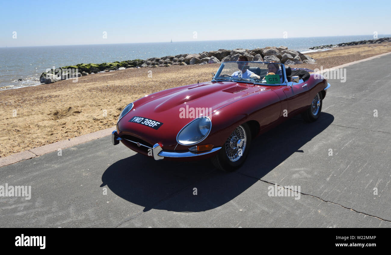Classic Red Jaguar E-Type Cabrio Motor Auto, entlang der Strandpromenade. Stockfoto