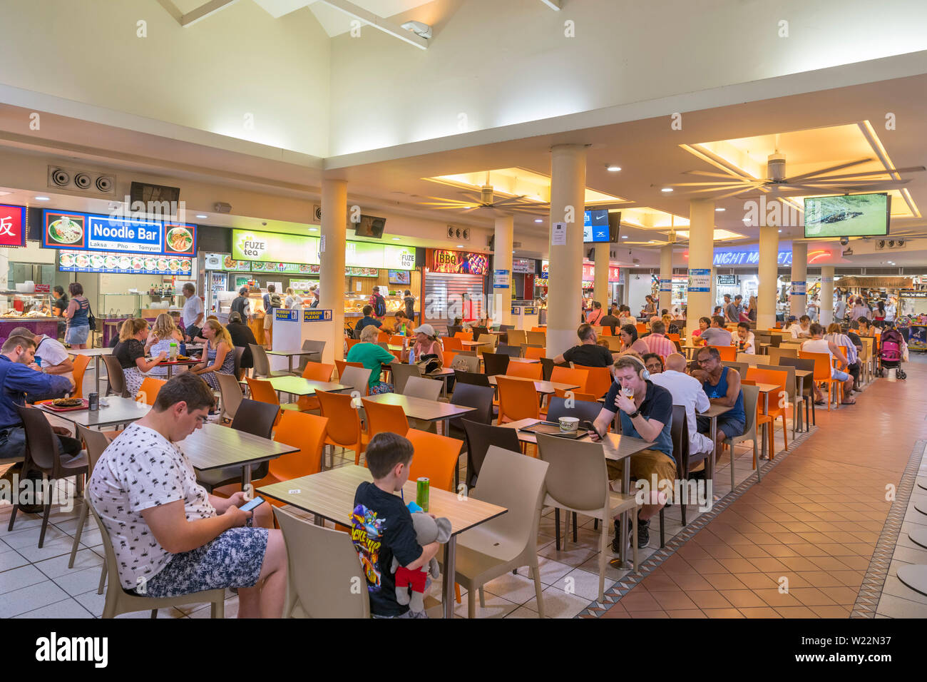 Food Court in der Cairns Night Markets, Cairns, Queensland, Australien Stockfoto