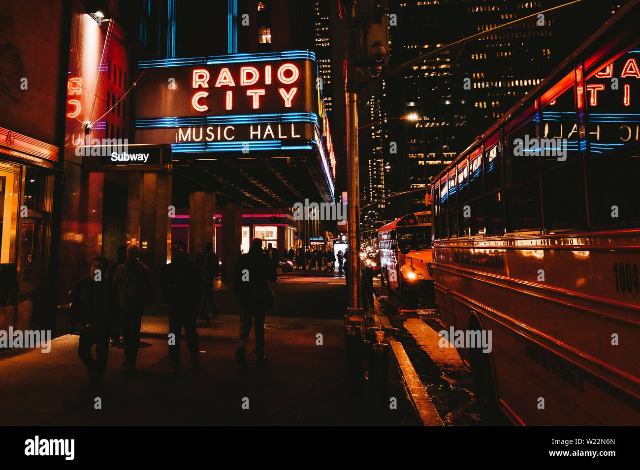 Die Radio City Music Hall: Nacht schießen von Passanten und die Neon Nächte der Radio City Music Hall in New York - April 2019, New York, NY, USA Stockfoto