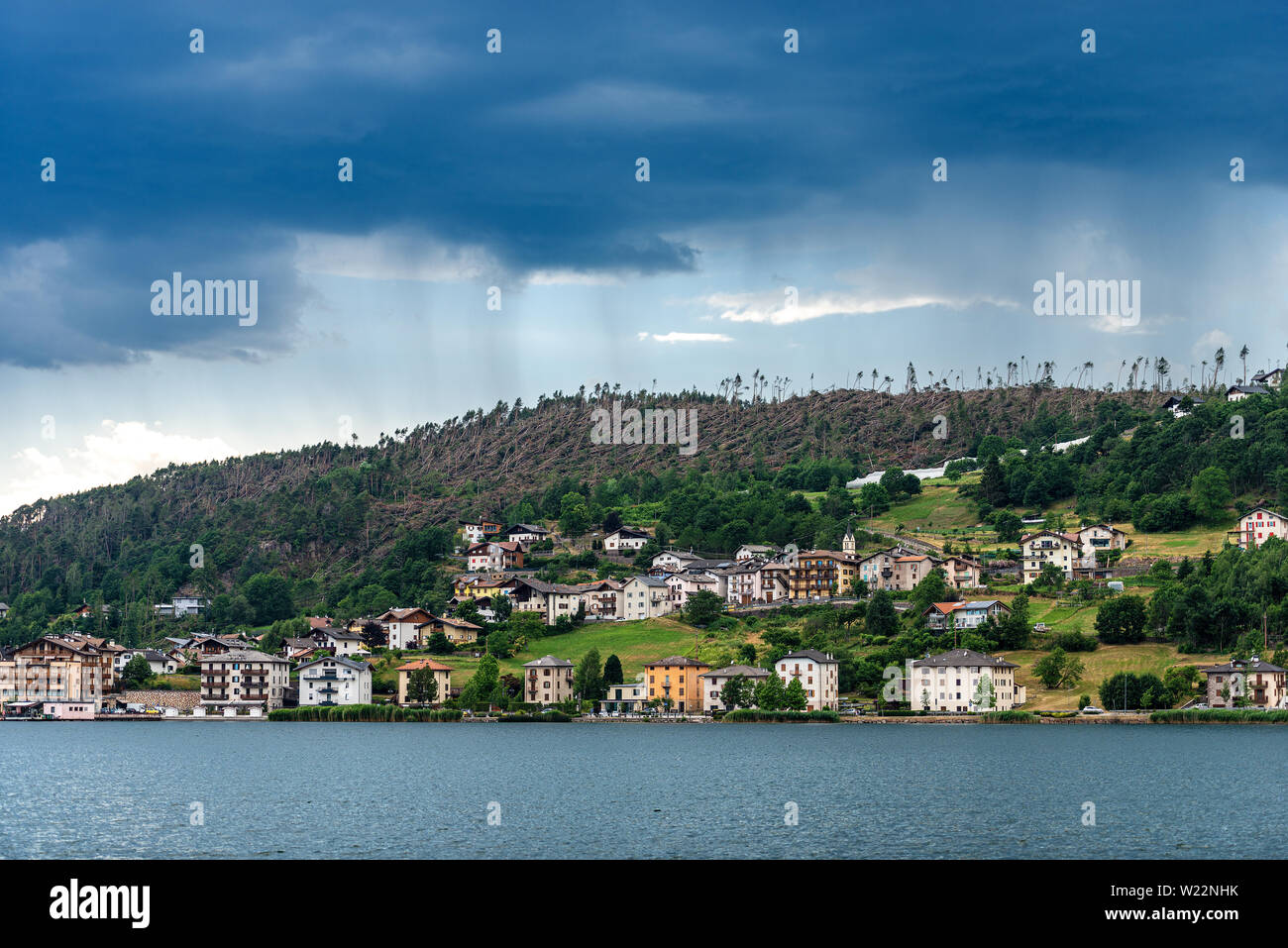 Lago di Serraia, See und die kleine Stadt von Baselga di Pine mit der Bäume vom Wind gefallen. Naturkatastrophe in Trentino Alto Adige, Italien Stockfoto