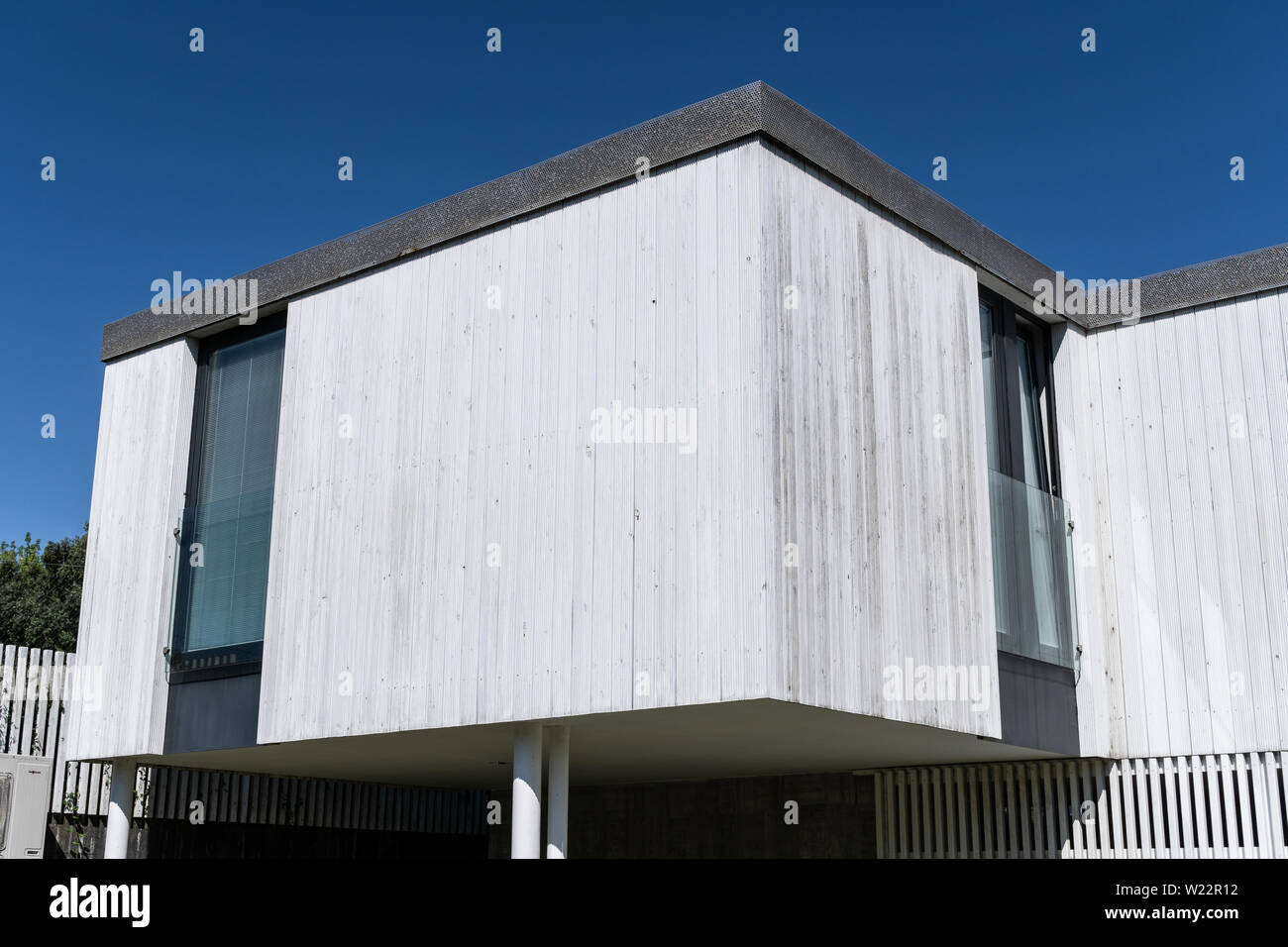 Modernes Haus Mit Holz Verkleidet Moderne Architektur Stockfoto