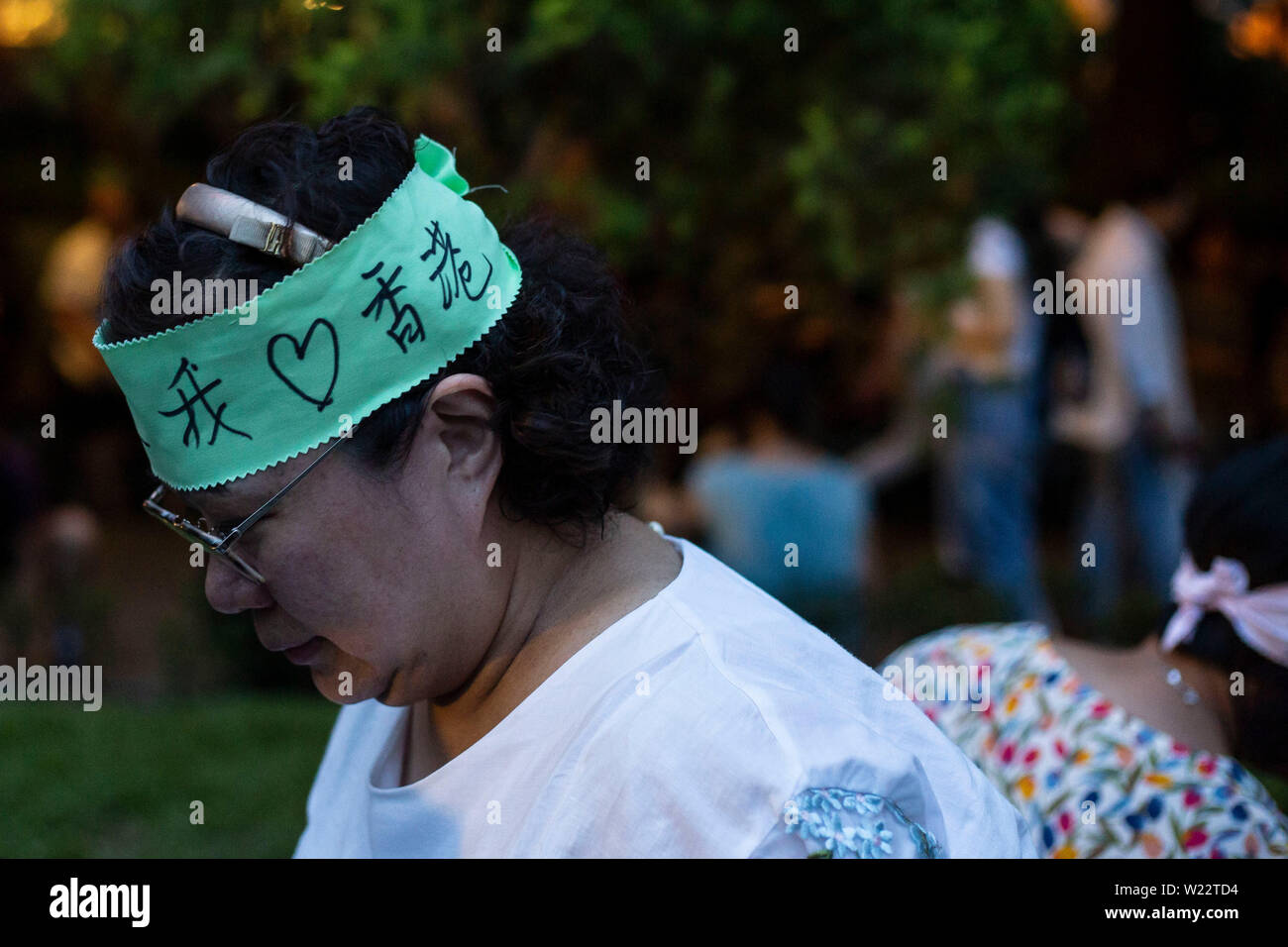 Eine weibliche Demonstrant gesehen trägt ein Stirnband liest "ich Hongkong" während der Rallye Liebe. Tausende Demonstranten nahmen an einer "Hongkong Mütter Rallye in Chater Garden, Central. Sie fordern für den vollständigen Rückzug der Auslieferung Bill und alle Aktivisten, die während der Auslieferung bill Proteste in den vergangenen Monaten verhaftet wurden. Stockfoto