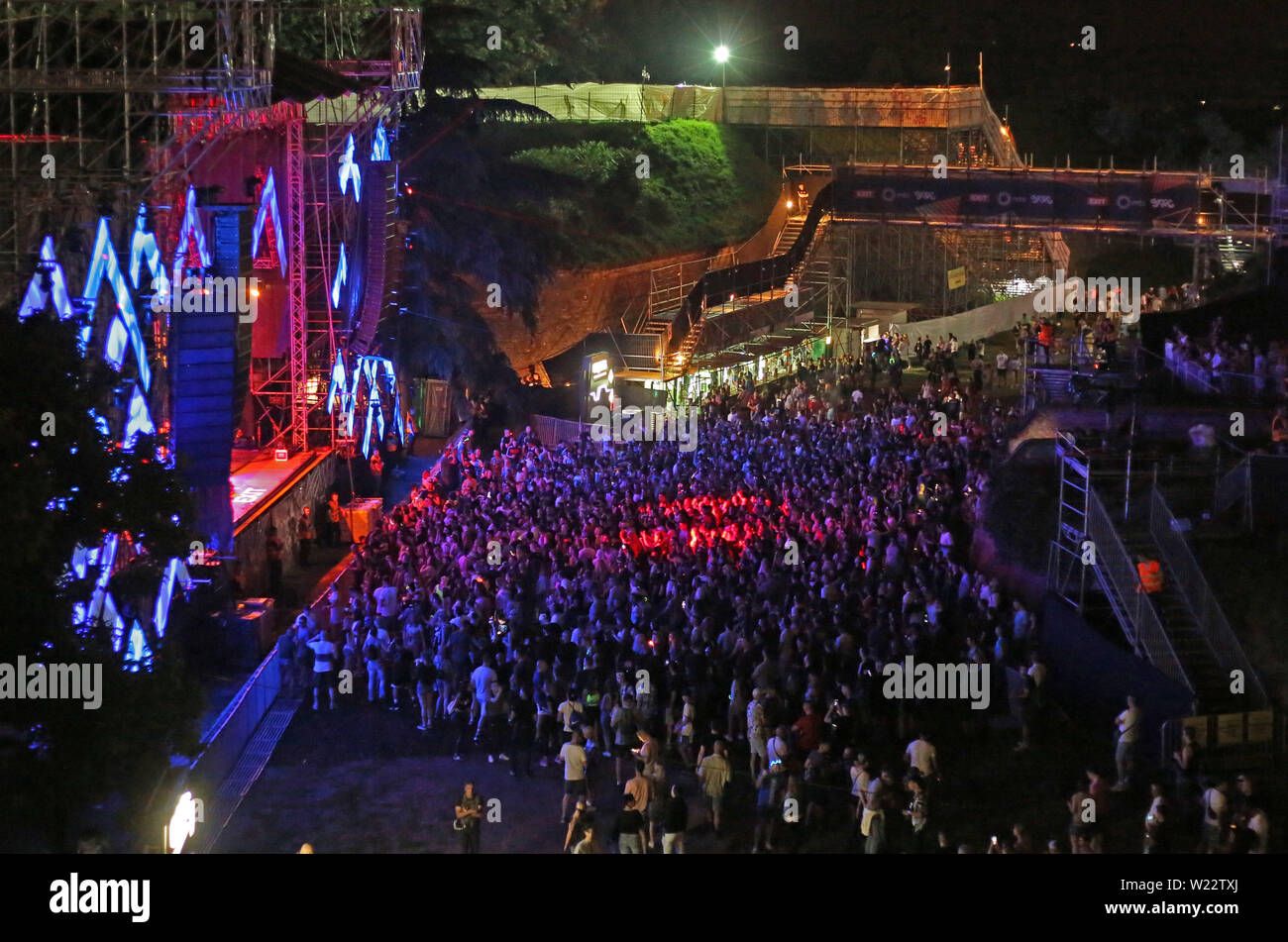 (190705) - NOVI SAD, 5. Juli 2019 (Xinhua) - ein DJ an Einer der 40 Etappen der Exit Festival in Novi Sad, Serbien am 4. Juli 2019 eröffnet. Unter dem Motto "Wir alle sind eine Ausfahrt Stamm, "mehr als tausend Musiker haben hier für Serbiens größte Musikfestival EXIT an der Festung Petrovaradin gesammelt. Die Organisatoren sagten, daß sie rund 60.000 ausländische Touristen in diesem Jahr beenden zu besuchen, erwartet. Die meisten Hotels und Zimmer in Novi Sad haben bereits gebucht. Das Festival wird bis zum 7. Juli. (Xinhua / nemanja Cabric) Stockfoto