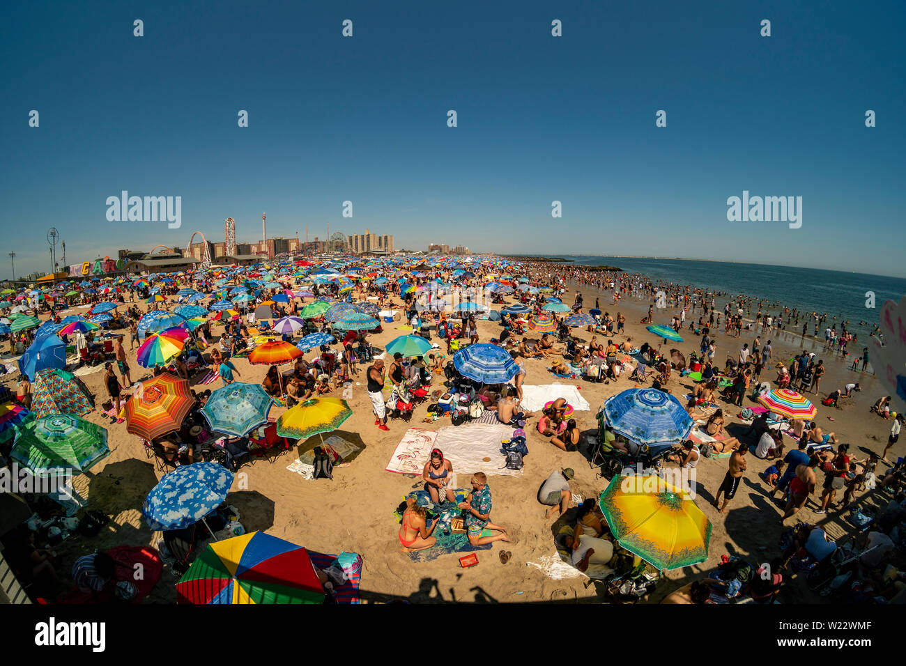 Tausende von strandgängern versuchen, die Hitze und Luftfeuchtigkeit auf Coney Island in Brooklyn in New York zu schlagen und buchstäblich pack den Strand am Unabhängigkeitstag, Donnerstag, 4. Juli 2019. (© Richard B. Levine) Stockfoto