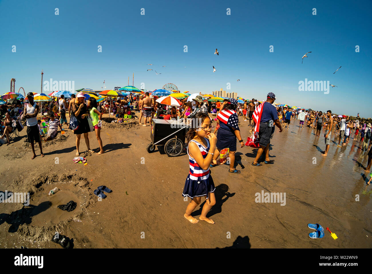 Tausende von strandgängern versuchen, die Hitze und Luftfeuchtigkeit auf Coney Island in Brooklyn in New York zu schlagen und buchstäblich pack den Strand am Unabhängigkeitstag, Donnerstag, 4. Juli 2019. (© Richard B. Levine) Stockfoto