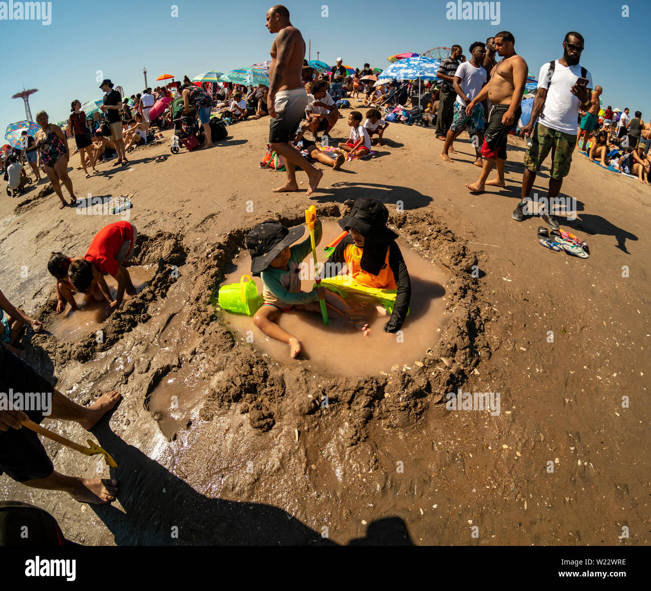 Tausende von strandgängern versuchen, die Hitze und Luftfeuchtigkeit auf Coney Island in Brooklyn in New York zu schlagen und buchstäblich pack den Strand am Unabhängigkeitstag, Donnerstag, 4. Juli 2019. (© Richard B. Levine) Stockfoto