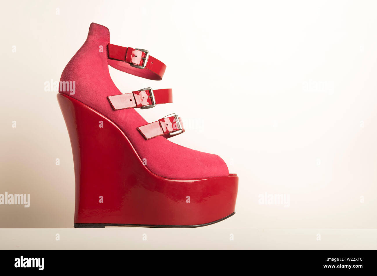Ein rosa Leder peeptoe Schuh mit einem 5 Zoll rot Keil und 2 Zoll Plattform und 3 Schnallen Träger von Miss KG. Werbung style Bild. Stockfoto